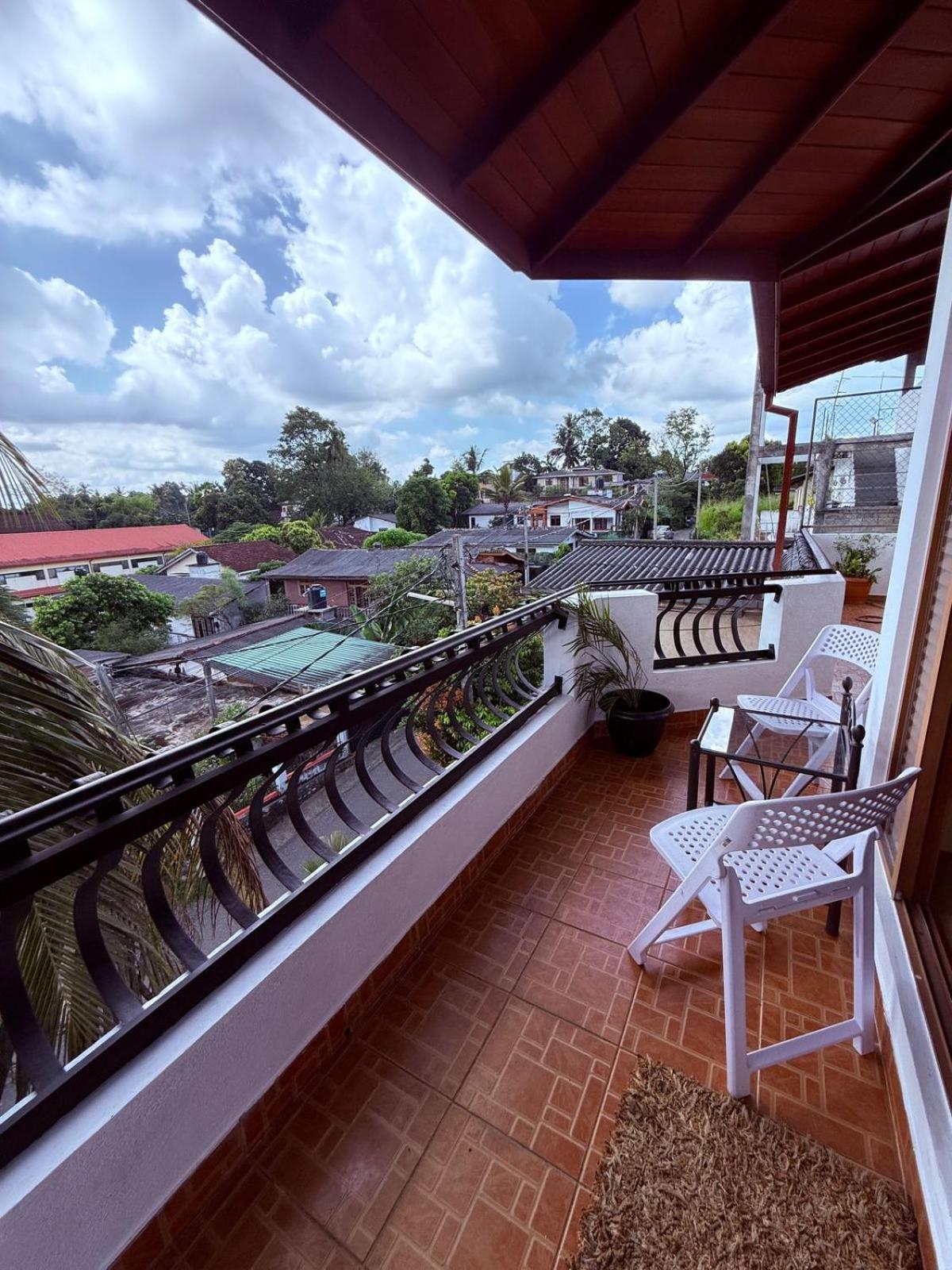 Resident View Homestay Канди Экстерьер фото