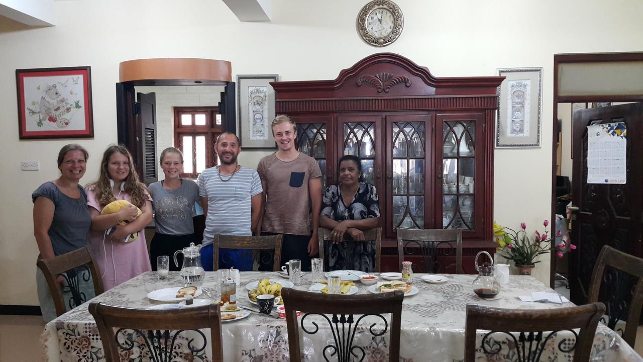 Resident View Homestay Канди Экстерьер фото