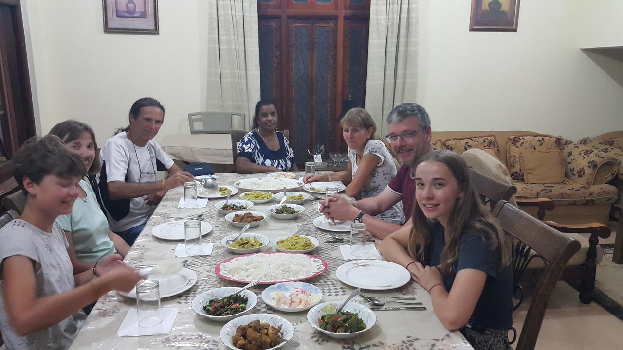 Resident View Homestay Канди Экстерьер фото