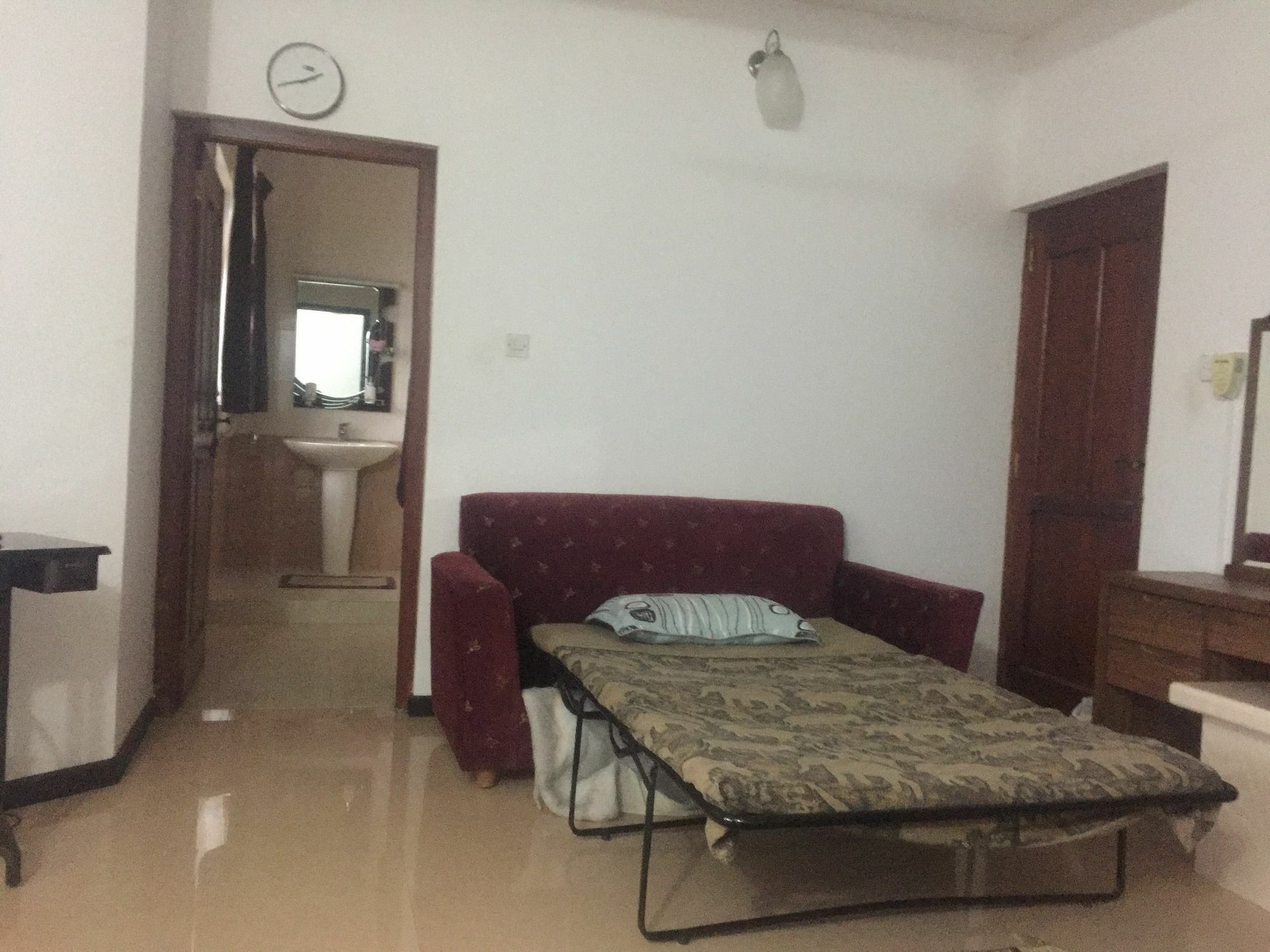 Resident View Homestay Канди Экстерьер фото