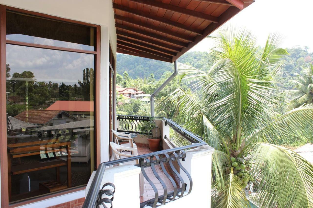 Resident View Homestay Канди Экстерьер фото